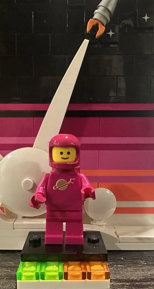 LEGO Classic Spaceman Violet Red W Custom Space Helmet  & Air Tank - Image 4 of 4