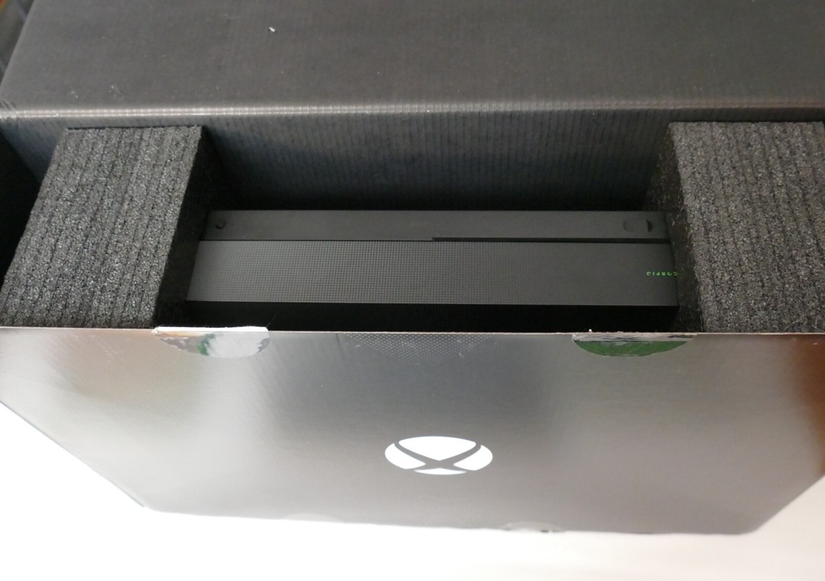 Console Xbox One X PROJECT SCORPIO 1Tb 4K + 1 Controller + 2 GAMES