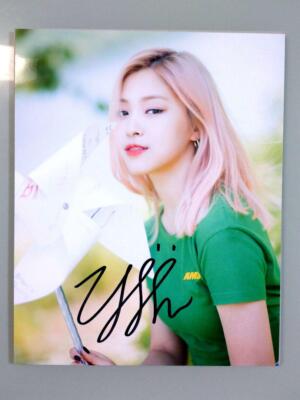ITZY RYUJIN autographed photo 254㎜×203㎜ and serial number