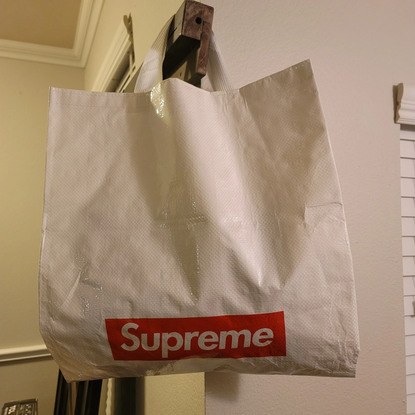 Felpa con cappuccio Supreme Box logo FW24 Navy piccola con 16 adesivi e borsa negozio