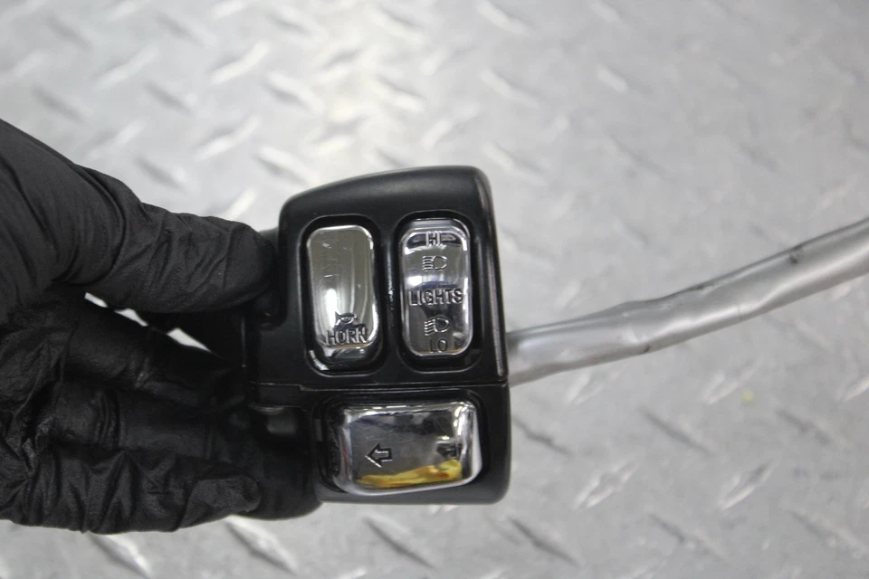 Harley-Davidson V-Rod VRSCA 2002 clip izquierdo en mango bocina señales barra interruptor Foto 2 de 4