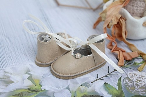 Light beige shoes for doll Ruby Red Fashion Friends from genuine leather - Picture 4 of 9