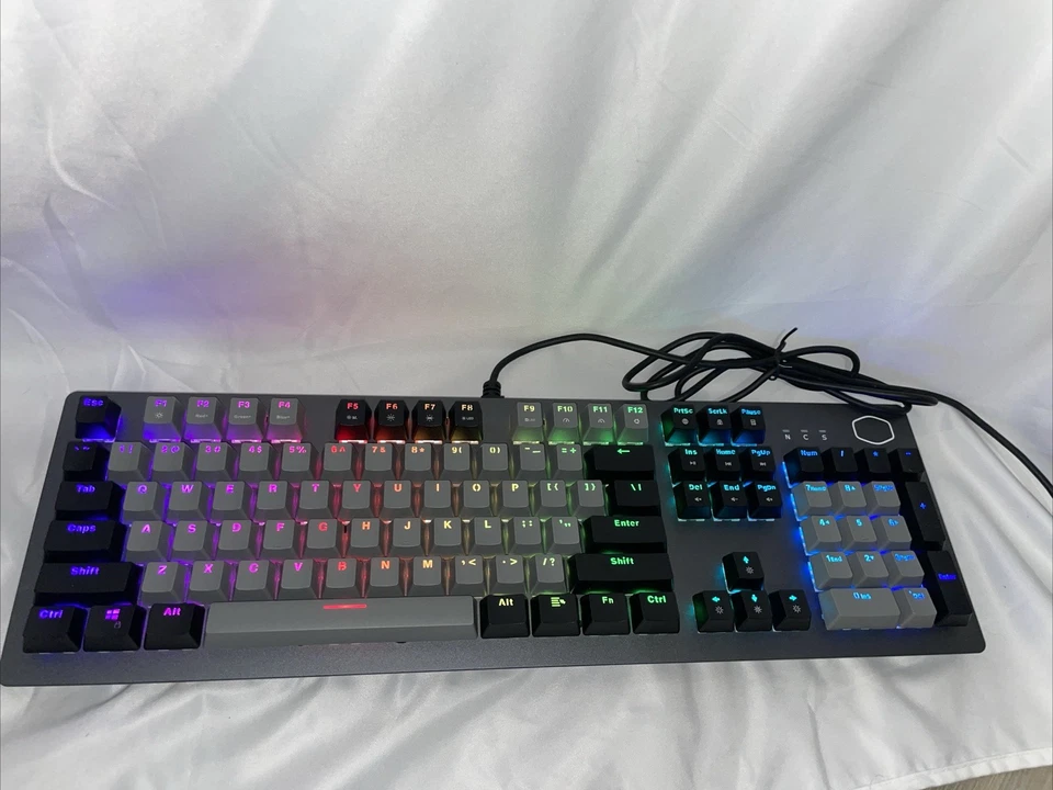 Teclado mecánico Cooler Master CK352 GAMING interruptor hebreo inglés RGB Foto 3 de 4