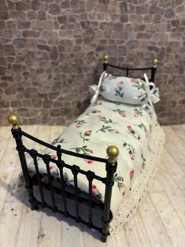 Dolls House 1/12 Scale Vintage Phoenix Miniatures Single Metal Bed & Bedding - Afbeelding 2 van 5