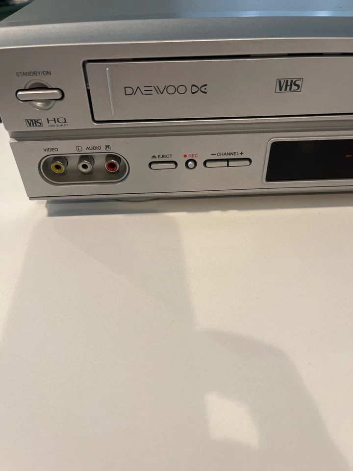 Combo reproductor grabadora de DVD/VHS Daewoo VCR con audio digital Dolby SIN CONTROL REMOTO Foto 3 de 4