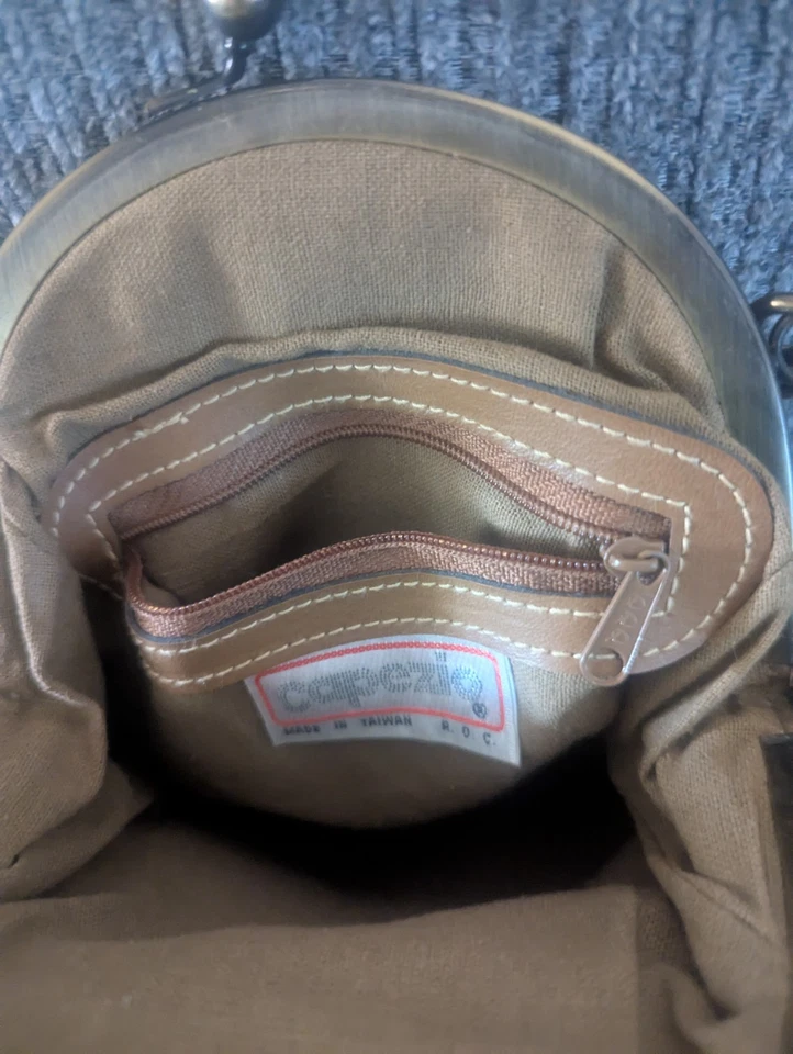 Vintage Capezio "Kiss Lock" Clutch /Cross Body/ Shoulder Purse. Very Good. - Image 4 of 4