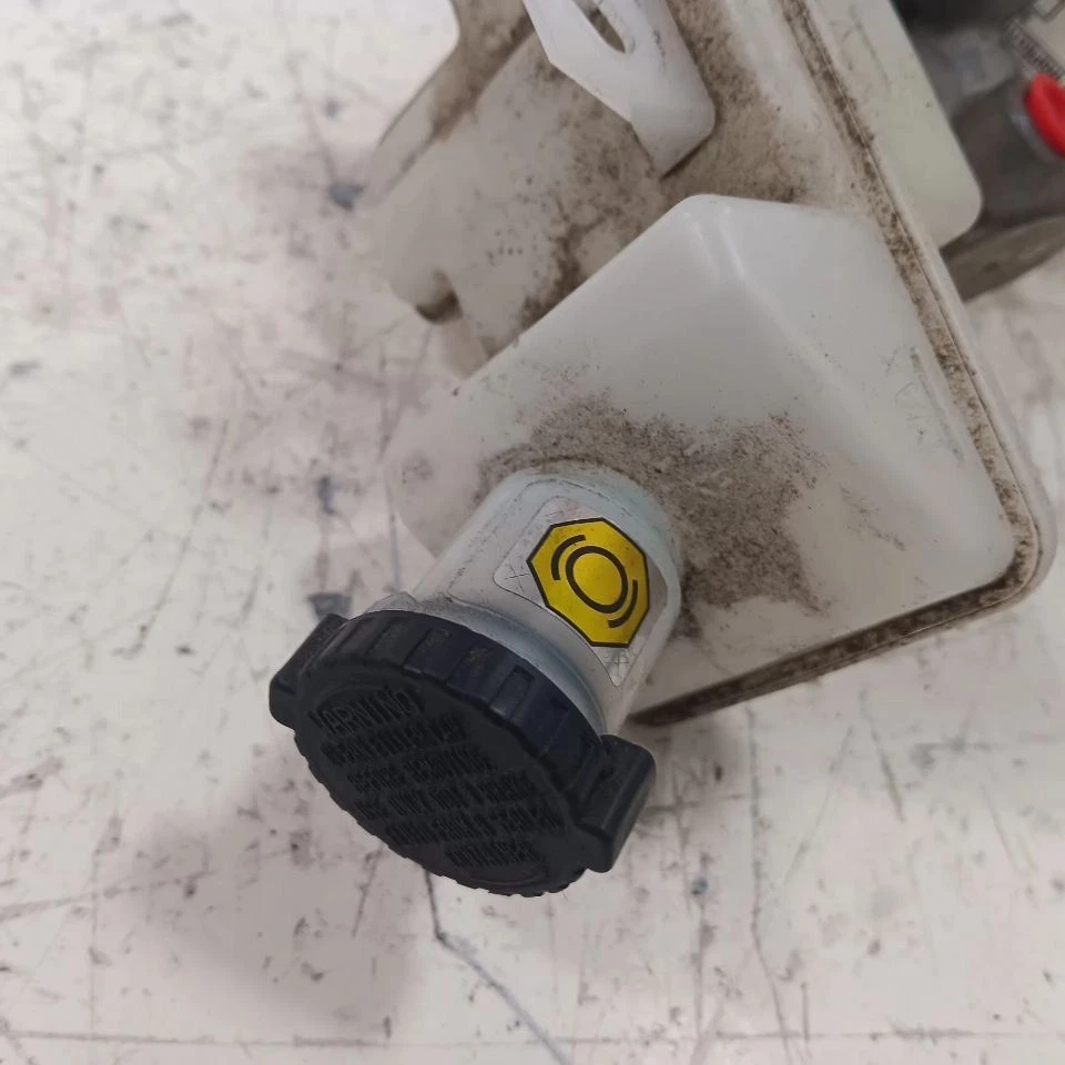 Cilindro mestre de freio Nissan LEAF 2013 2014 2015 2016 2017 - Imagem 3 de 4