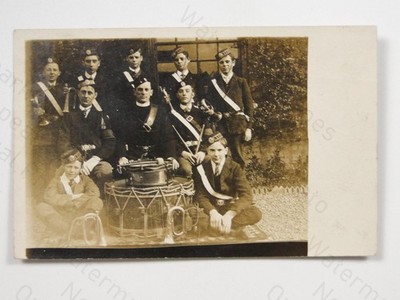 Jungenbrigade Jugendkapelle Gruppenportrait Schlagzeug Bugles RPPC um 1910