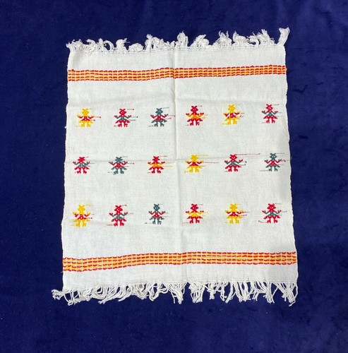 3 Vintage Eastern European Folk Embroidered Table Runners & 5 Red Linen Napkins - Picture 4 of 5