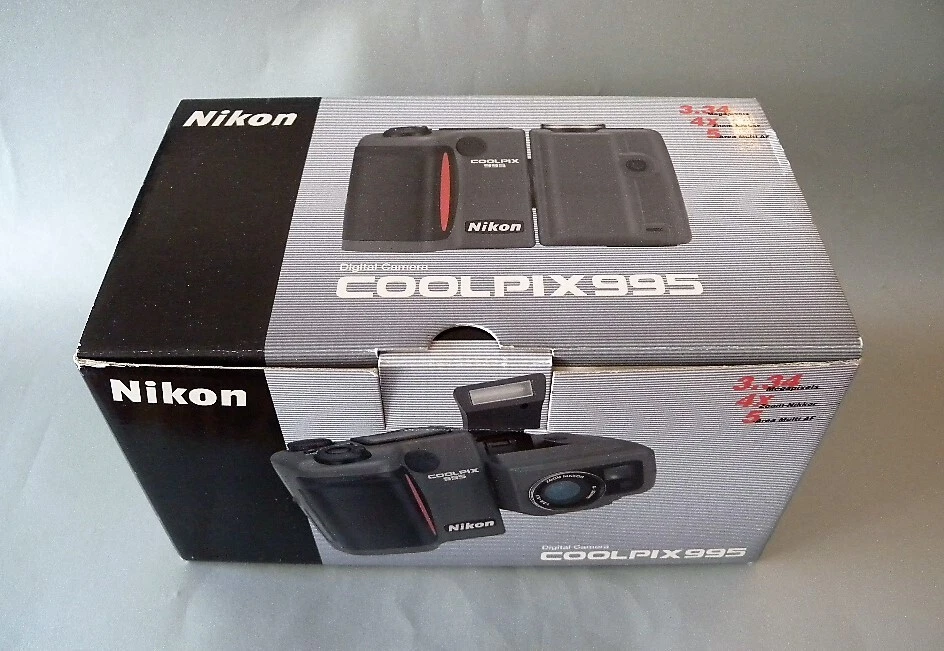 NIKON COOLPIX 995 DIGITAL CAMERA / 3.34 MP  4X OPTICAL ZOOM W/ACCESORIES / JAPAN - Image 2 of 4