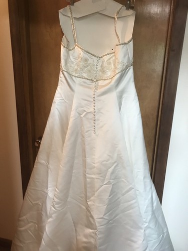 Hermoso Vestido de Novia Eden’s Color Crema Con Cuentas Talla 20 - Imagen 7 de 7