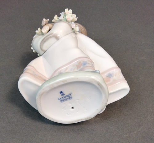 Lladro 'May Flowers' Girl Figurine - #5467 - Porcelain AM/JE - Picture 8 of 11