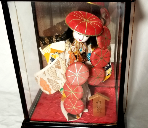 Vintage Japanese Geisha Doll in Wood Glass Display Case Red Silk Hats 1940s 1950 - Picture 7 of 12