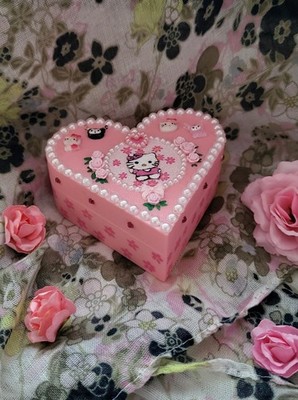 Süße Herzbox in rosa mit Hello Kitty Charms