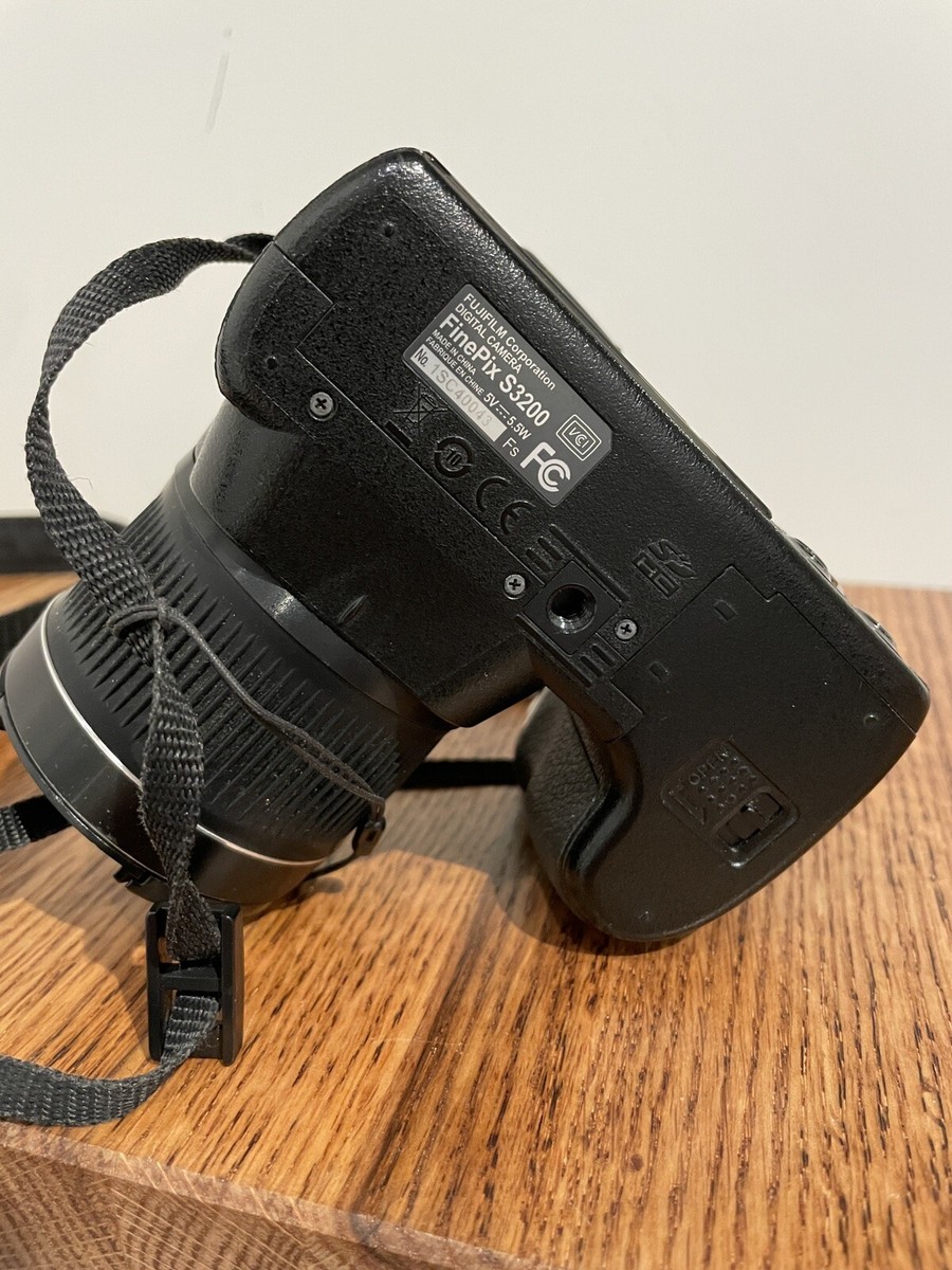 Fuji FinePix S3200 Digital Camera 14 Mega Pixels 24x Zoom W