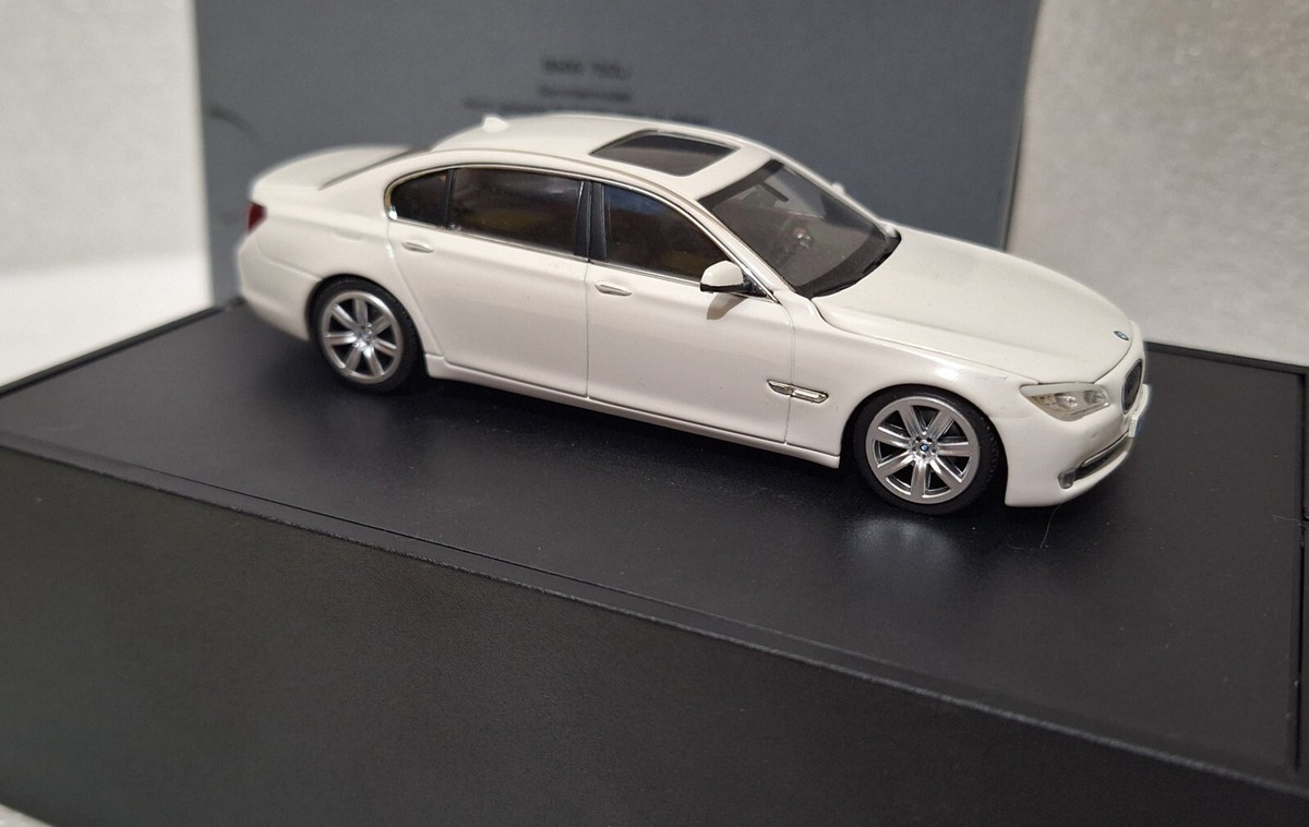 BMW 7-Series 750i F02 White 2009 1:43 Minichamps Dealer