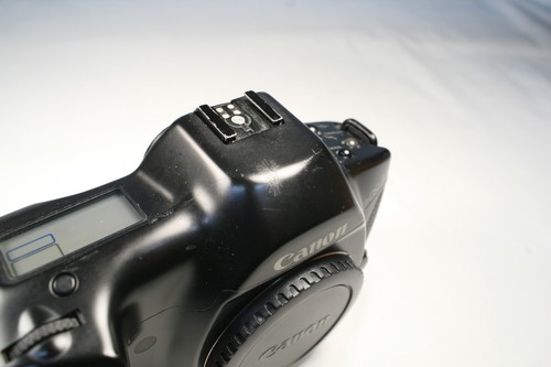Canon EOS-1 Professional 35mm Film SLR Camera Body (104) - Picture 4 of 9