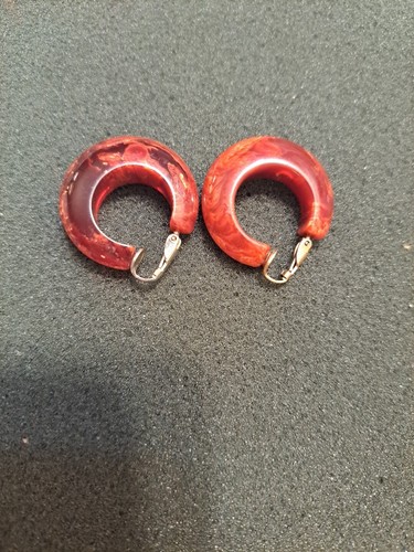 Orecchini a cerchio grossi clip in bachelite rosso vintage - Foto 3 di 4