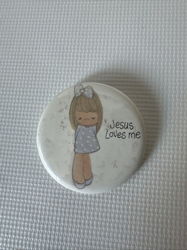 Jesus Loves Me Cute Little Girl Pin Pinback Button Vintage ￼