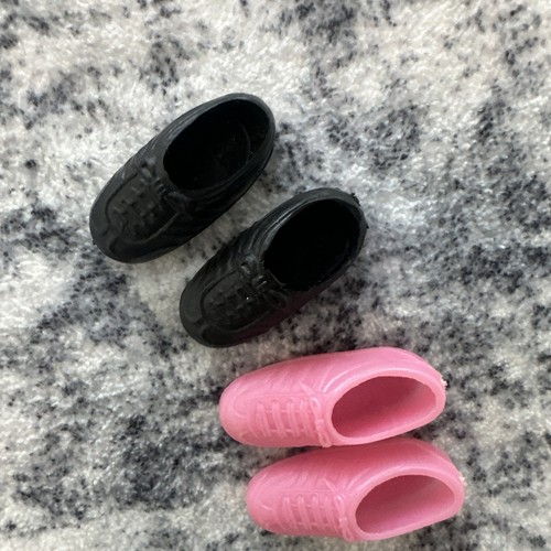 Barbie Muñeca Tenis Zapatos Negro y Rosa Vintage Accesorios Lote - Imagen 2 de 5