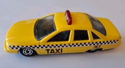 Maisto 1990s Chevrolet Caprice Taxi Cab Yellow ''Bubble Era'' 1/64 Scale Diecast