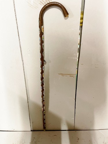 VINTAGE SOUVENIR WALKING STICK WITH SHIELD BADGES COLLECTIBLE CANE - Picture 3 of 14