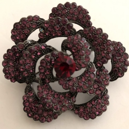 Hermoso Broche Flor Vintage con Estrás Púrpura Piedra Central Roja - Imagen 3 de 4