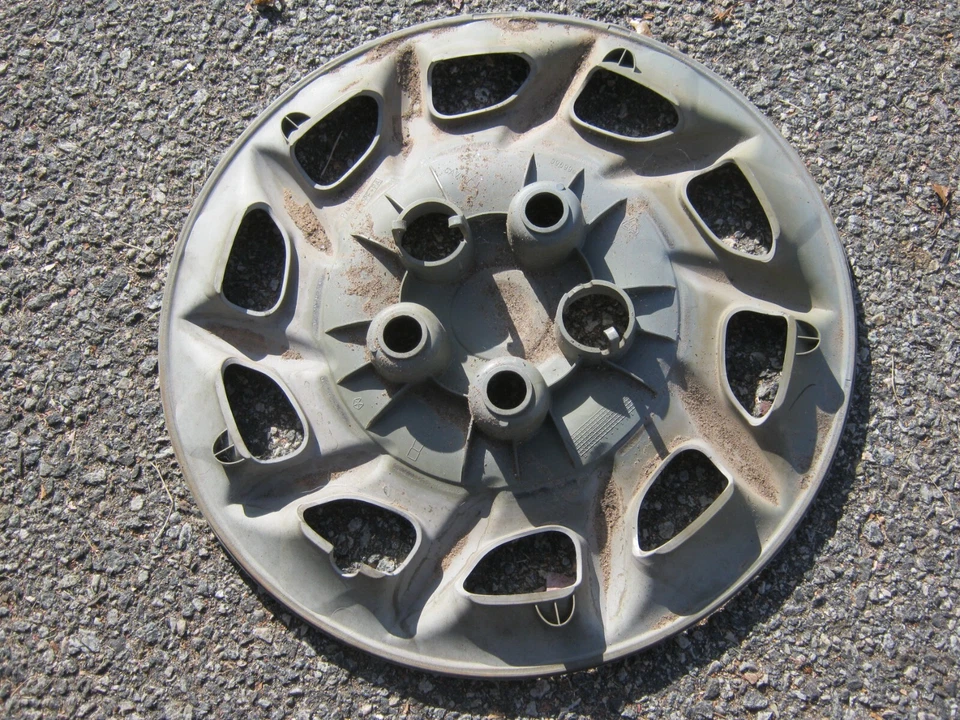 Un Chrysler Voyager 2001 2002 genuino 15 pulgadas perno en tapacubos rayado Foto 2 de 4