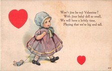 Niña arrastrando su muñeca por corazones en antigua postal Art Deco de San Valentín-808