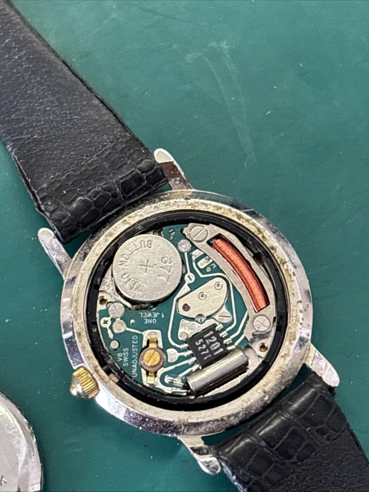 Reloj Suizo Fred Paris Vintage 23MM Cuarzo Dos Tonos Solo Piezas No Funciona Foto 3 de 3