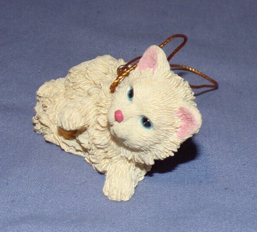 White Kitty Cat Christmas Tree Ornament Miniature Resin Figurine 2.5x1.5x1.5" - Picture 2 of 4