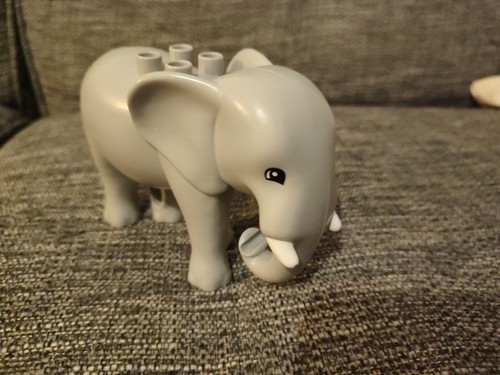 Duplo Elefant erwachsen, spazieren mit weißen Stoßzähnen, schwarze Augen halbrundes Muster