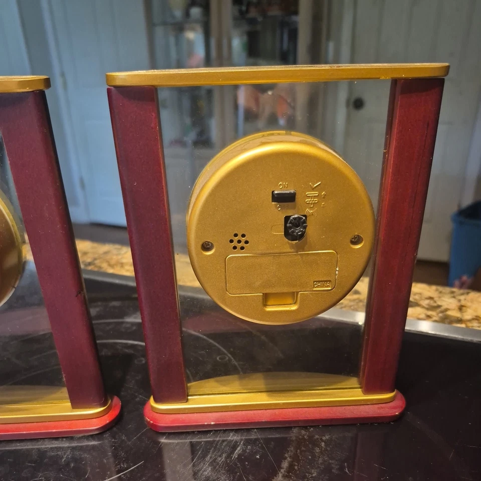 Reloj despertador de mesa o escritorio Howard Miller vidrio madera 645-623 Foto 4 de 4