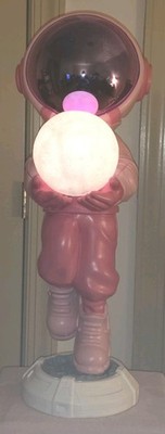 28.8'' Astronaut Sculpture Figurine Holding Moon (Qxccyzm01)