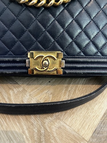 Chanel old medium navy leather boy bag with antique gold hardware - Picture 3 of 24