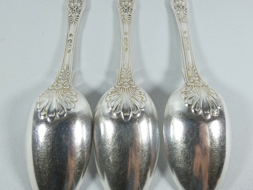 Antiguo juego de 3 cucharas de postre victorianas de plata de ley de 1895 con patrón de reinas - Imagen 9 de 11