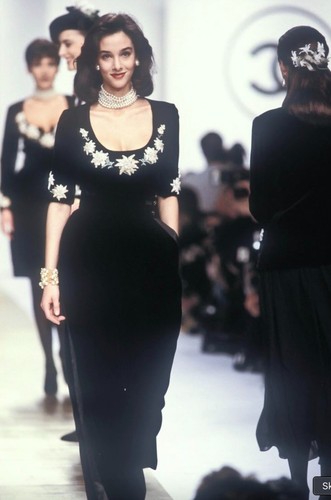 Chanel Vintage F/W1988 black Velvet Edelweiss Flower Embroidered Scoop Neck Top - 第 2/15 張圖片