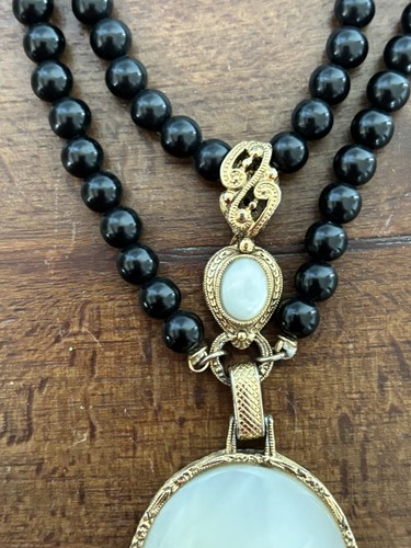 Vtg 1928 Black Bead Necklace With White Opaline Pendant  - Picture 3 of 8