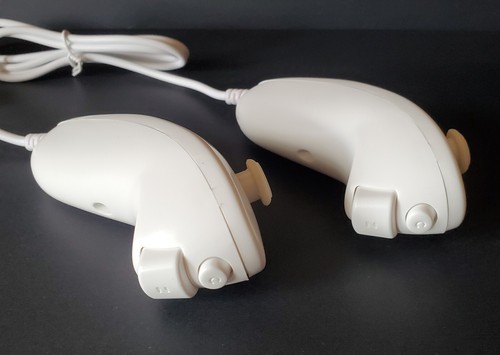 2x Wii Nunchuck White Remote Nintendo Wii U Controller - Picture 6 of 6