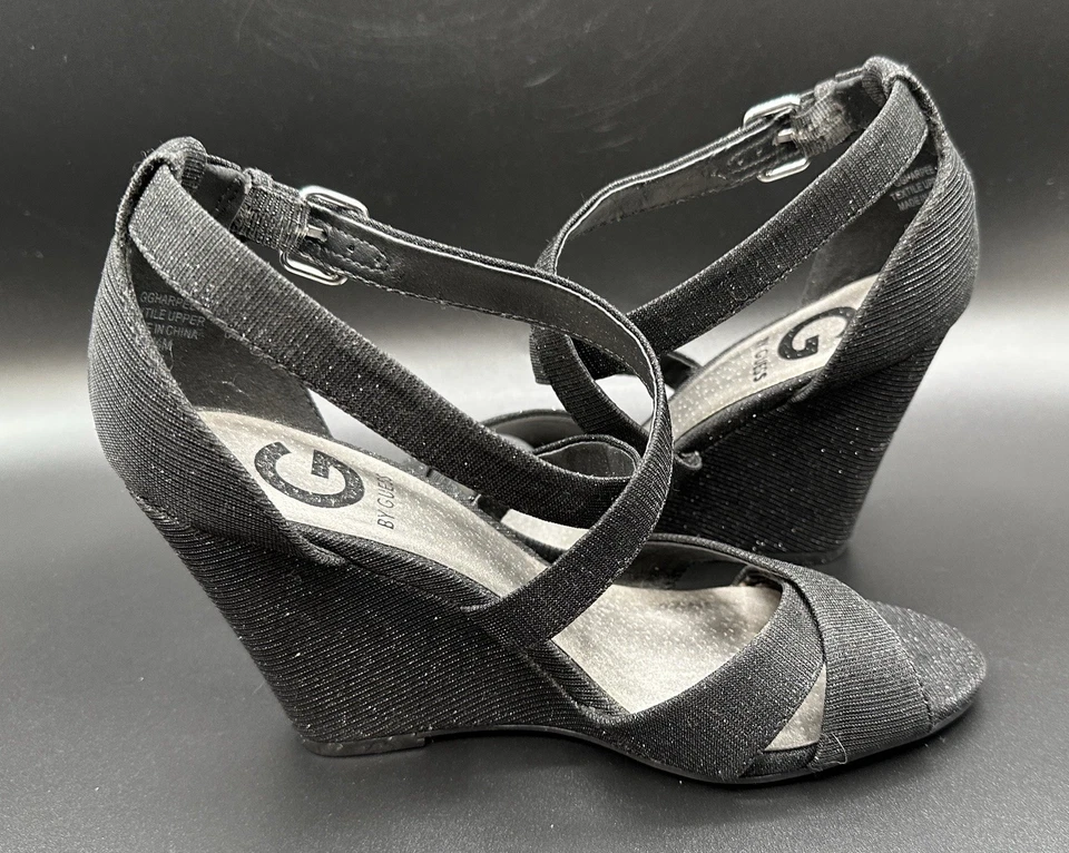 Sandalias G By Guess GG Harpee Negras Brillo Tirantes Formales Punta Abierta 7.5 Usadas en Excelente Condición Foto 4 de 4