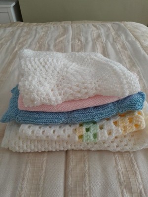Konvolut 5 handgestrickte Babydecken verschiedene Farben und Größen Neu