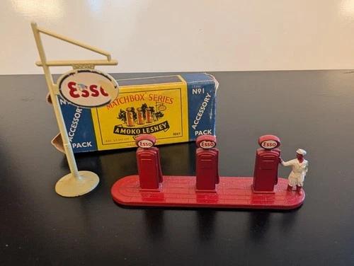 MATCHBOX LESNEY ACCESSORY PACK NO.1 *ESSO PETROL PUMPS* RED / CREAM