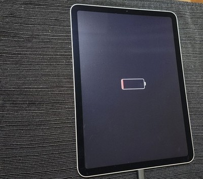 Apple iPad Air 4th Gen A2324 Siver Wi Fi + Cellular |READ Mint Condition