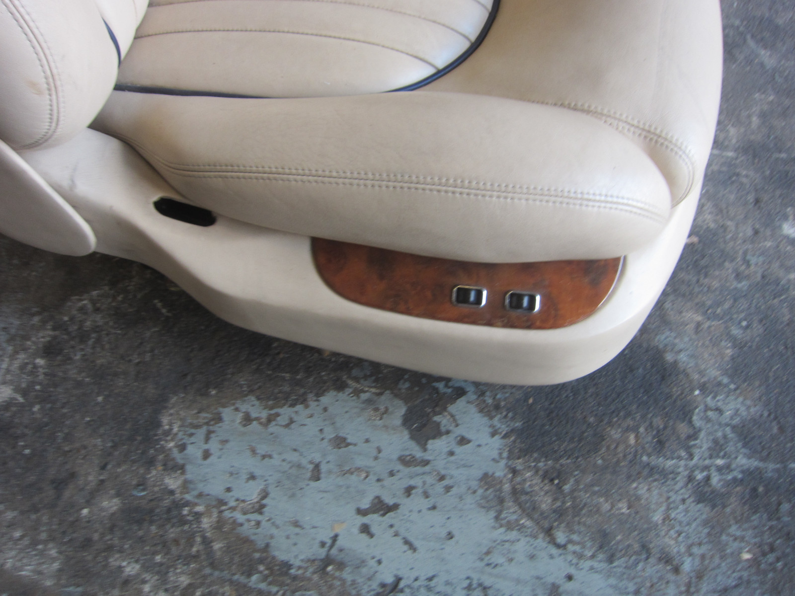Bentley Arnage 99 RH / Passenger Seat w/ Rails / Guides - Creme