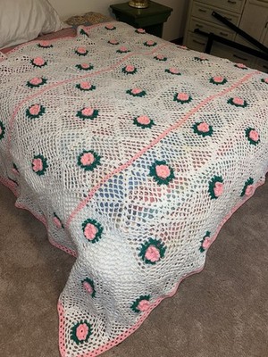 Vintage handmade crocheted bedspread granny square pattern 3D pink roses 130 x90