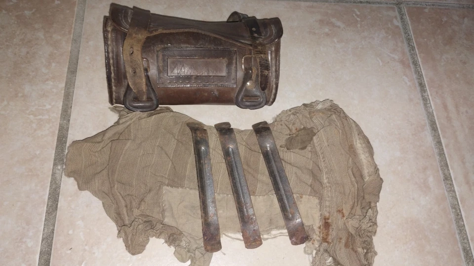 Ancienne sacoche outils de vélo mobylette cuir porte bagage   selle  - Photo 2/3