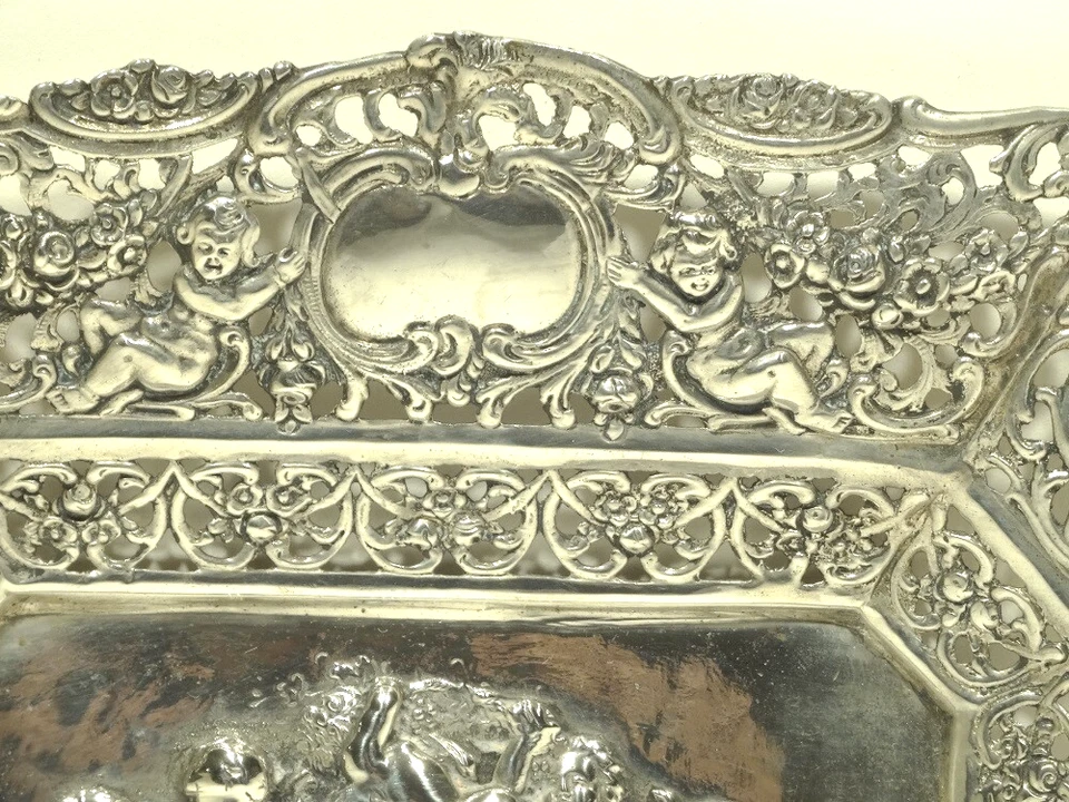 Antigua bandeja perforada y repujada de plata 800 con querubines y rosas Foto 4 de 4