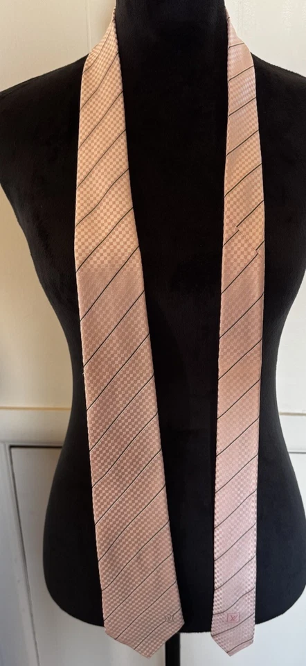 Corbata de seda Louis Vuitton rosa plata negra a rayas patrón a cuadros Foto 2 de 4