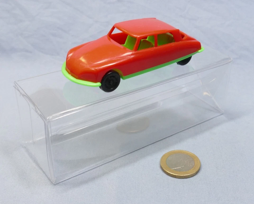CGGC Italia 1/48 : Citroën DS20 Berline en version civile (Rouge fond vert) - Photo 1/4