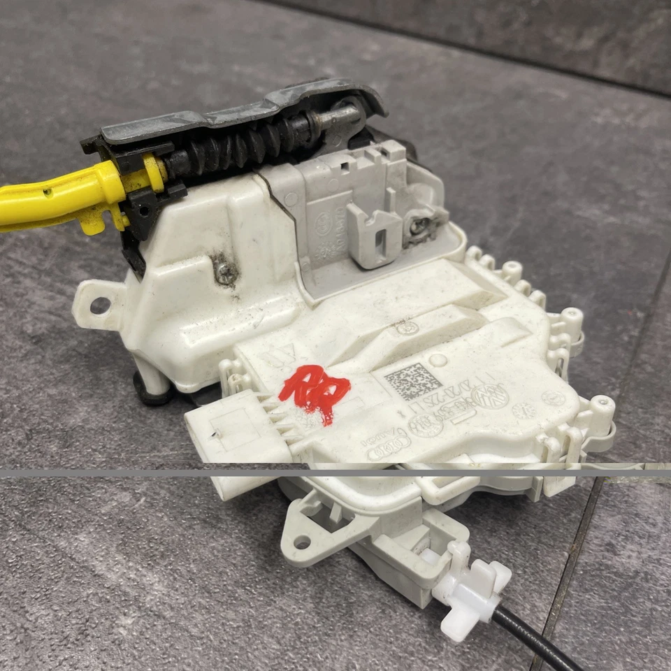 Actuador de pestillo de puerta trasera derecha OEM 2015-2023 PORSCHE MACAN 8K0839016G Foto 2 de 4